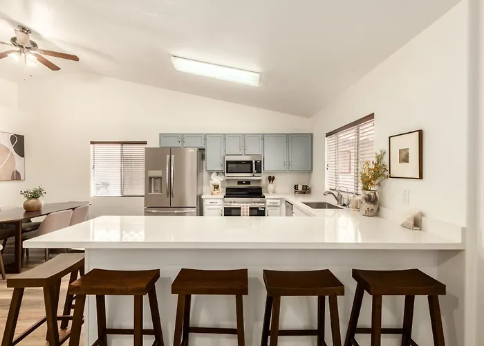 Stylish Val Vista 3br Yard Putting *