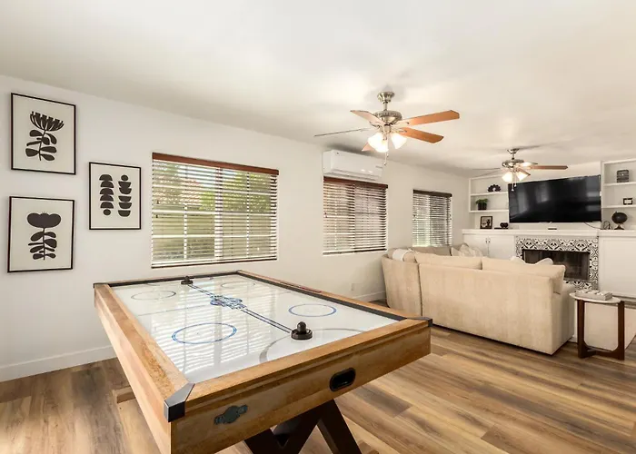 Stylish Val Vista 3br Yard Putting *