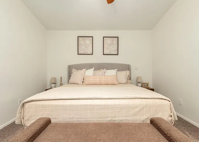 Stylish Val Vista 3br Yard Putting Holiday home