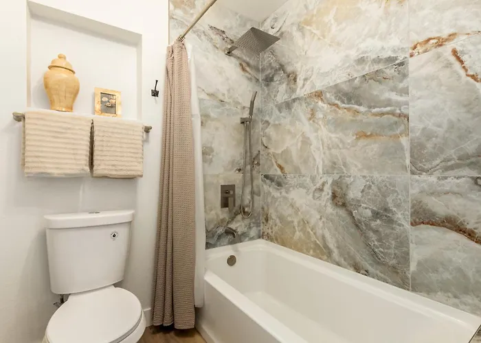Stylish Val Vista 3br Yard Putting Holiday home *
