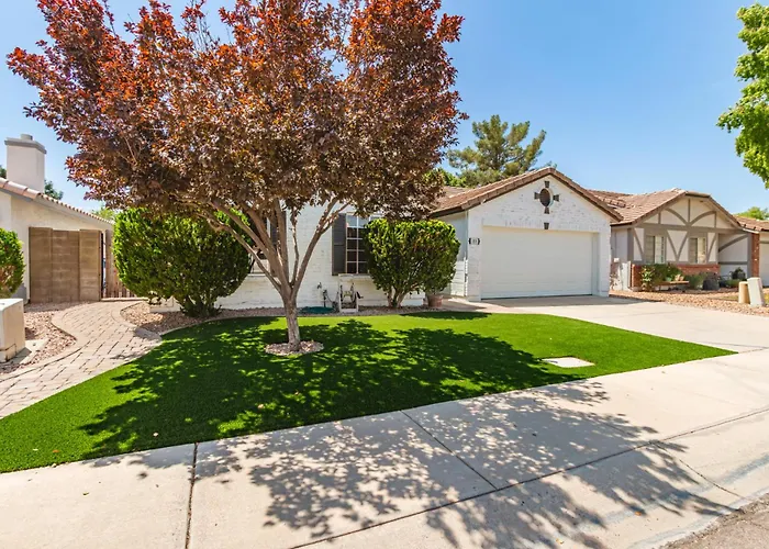 Stylish Val Vista 3br Yard Putting