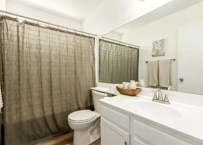 Stylish Val Vista 3br Yard Putting Holiday home