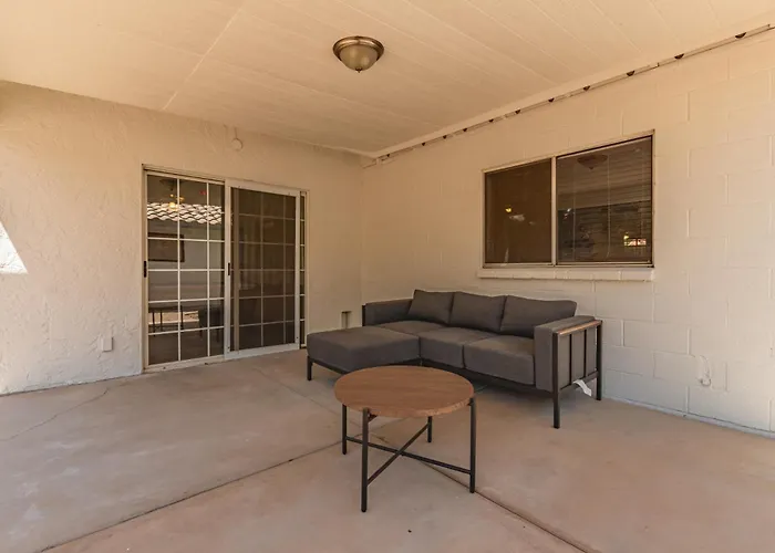 Stylish Val Vista 3br Yard Putting Holiday home *