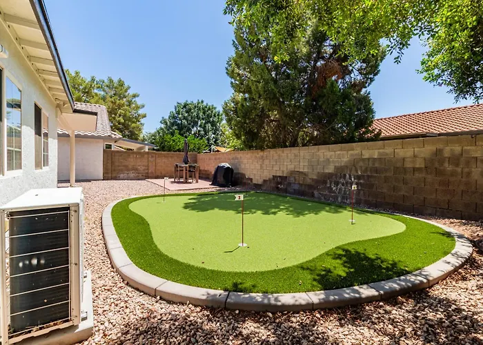 Stylish Val Vista 3br Yard Putting Holiday home