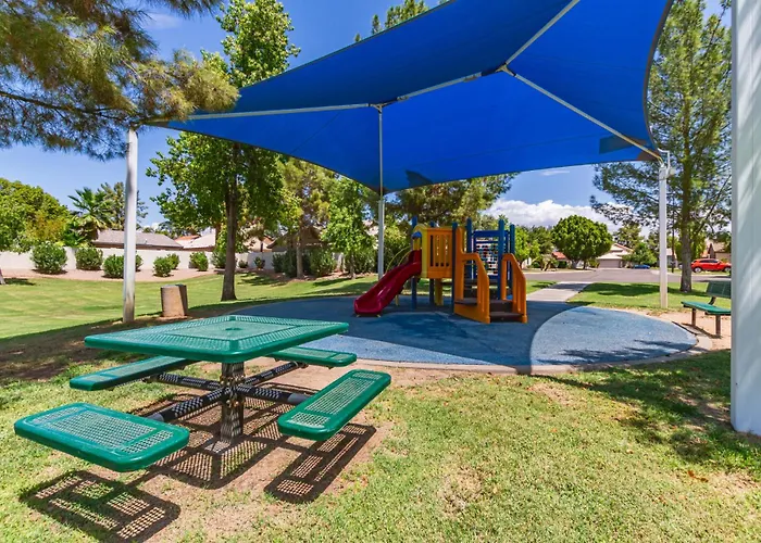 Stylish Val Vista 3br Yard Putting
