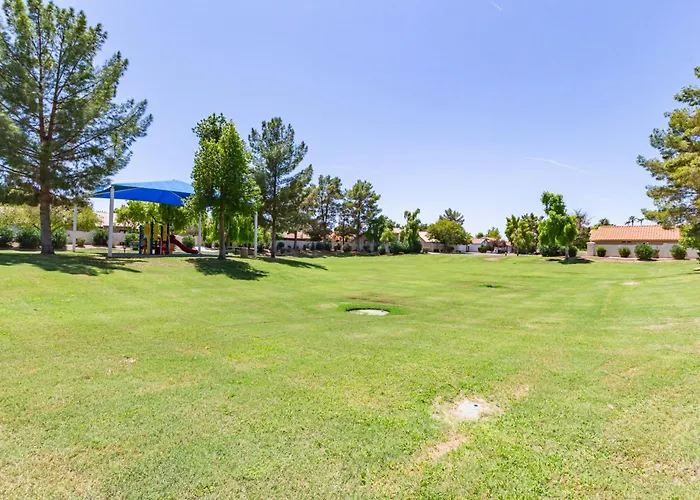 Stylish Val Vista 3br Yard Putting Holiday home Gilbert