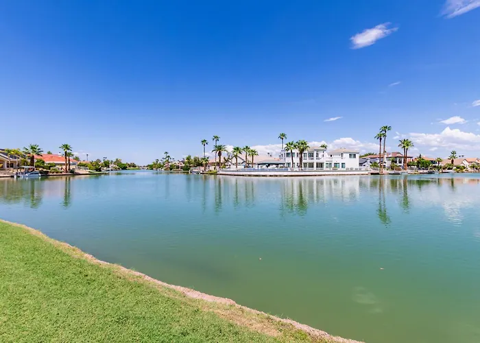 Stylish Val Vista 3br Yard Putting Holiday home *