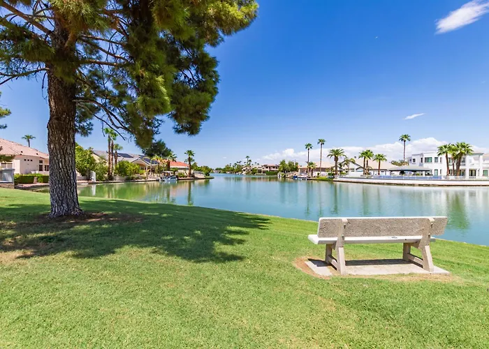 Stylish Val Vista 3br Yard Putting Holiday home
