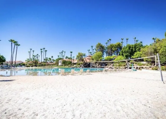 Stylish Val Vista 3br Yard Putting Holiday home