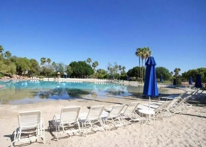 Stylish Val Vista 3br Yard Putting Holiday home Gilbert